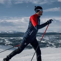 Vestes De Ski DAEHLIE JACKET KIKUT MEN ESTATE BLUE 22 Bleu / Rouge -Vêtements hiver Homme Soldes 9 101971 jacket kikut men estate blue 333243 25300 03